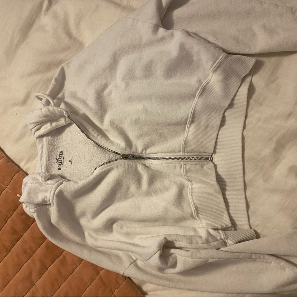 white cropped zip up holliester